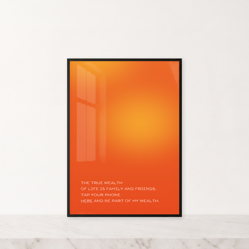 Amber Glow · True Wealth · mit Text: glänzender Kunstdruck im schwarzen Rahmen auf einer hellen Marmorplatte.
