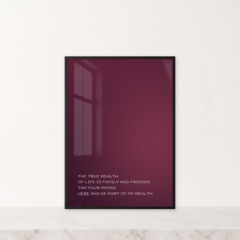 Bordeaux Glow · True Wealth · mit Text: glänzender Kunstdruck im schwarzen Rahmen auf einer hellen Marmorplatte.