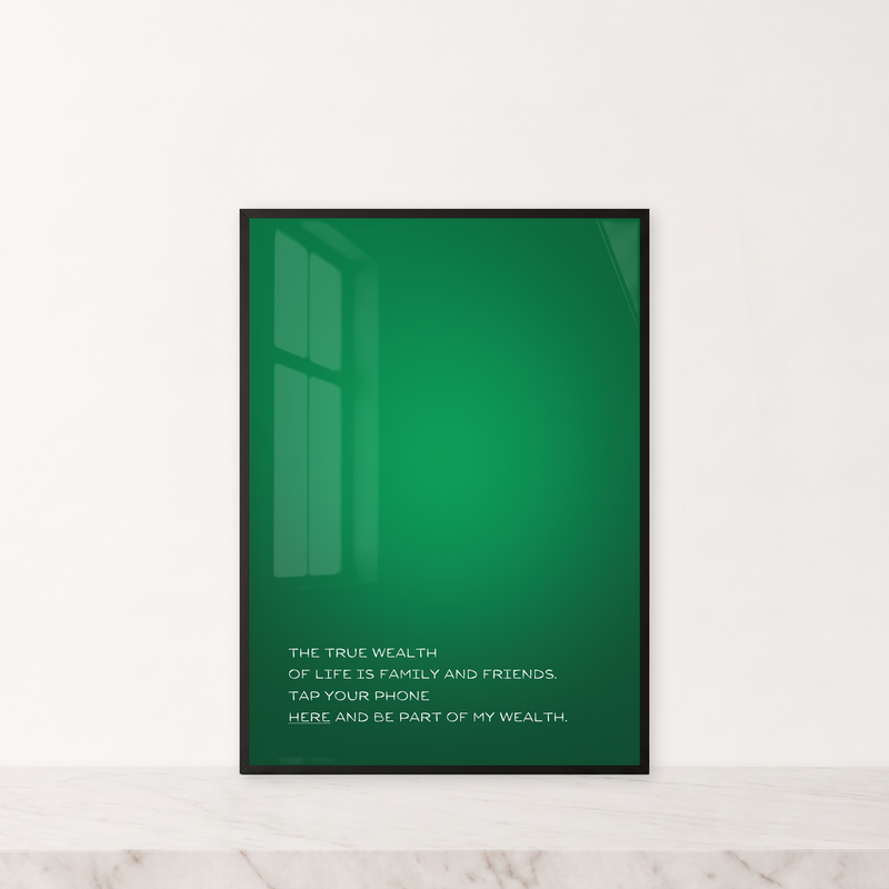Velvet Green · True Wealth · mit Text: glänzender Kunstdruck im schwarzen Rahmen auf einer hellen Marmorplatte.