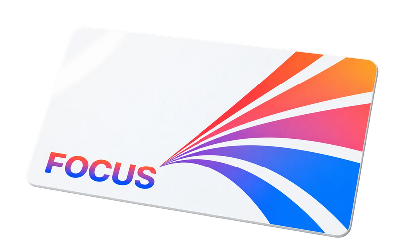 Vorderseite der MagicPoster Focus Card im neuen Design: FOCUS im Farbverlauf und gebündelte Farblinien auf weißer NFC-Karte