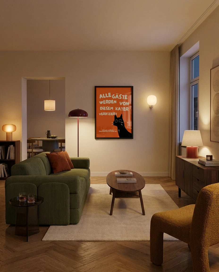 Kater-verifiziert-Poster in einem wohnlichen Zimmer mit olivgrünem Sofa