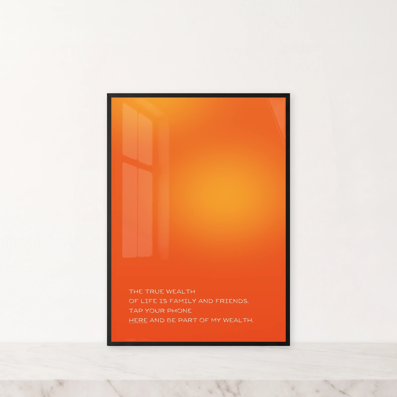 Amber Glow · True Wealth. Photo de référence : 50 × 70 cm dans un cadre noir sur du marbre clair.