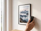 Smartphone wird an einen gerahmten Bildbereich gehalten