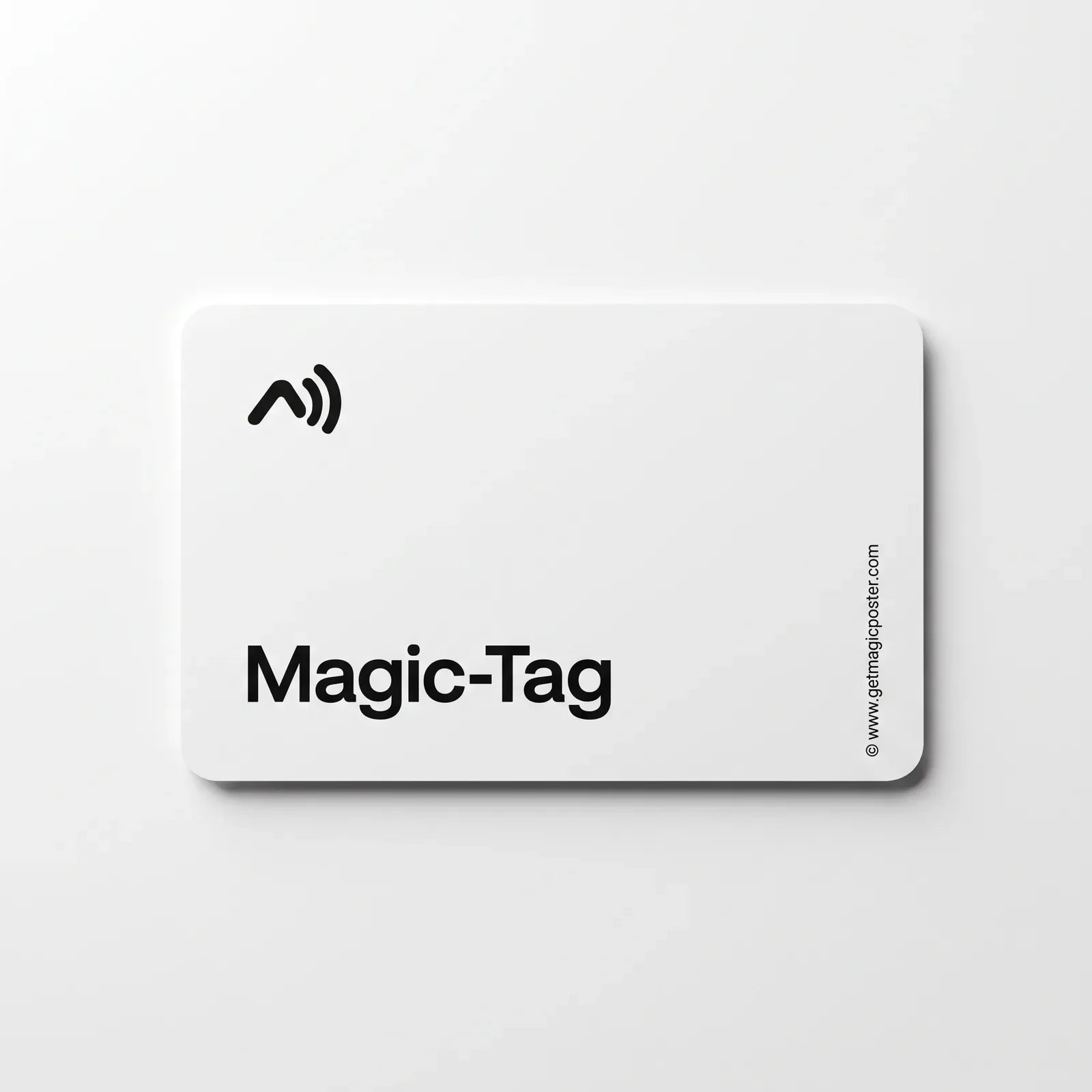 Weißer Magic-Tag mit schwarzem Symbol und Schriftzug