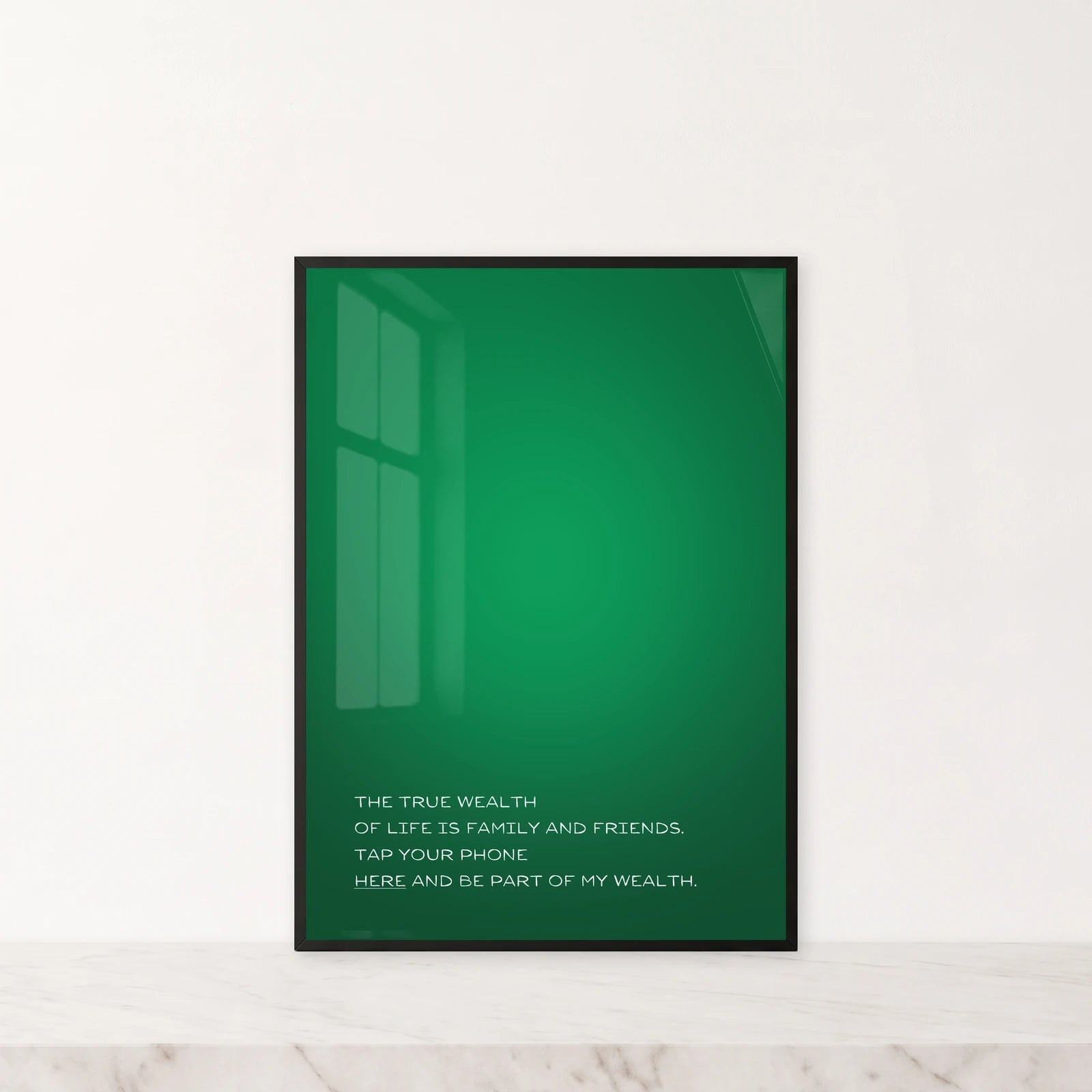 Velvet Green · True Wealth. Foto di riferimento: 50 × 70 cm in una cornice nera su marmo chiaro.